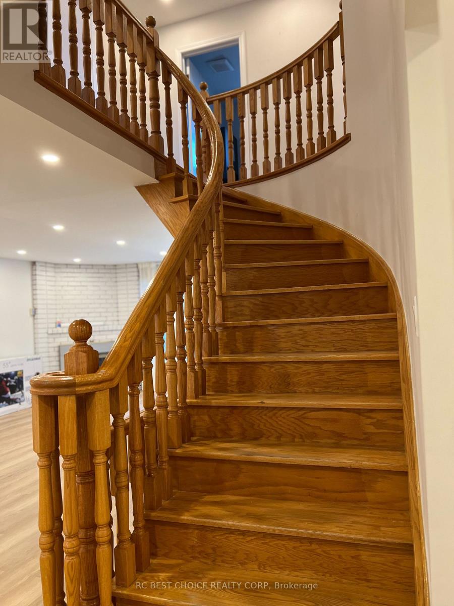 Upper - 327 Sussex Avenue, Richmond Hill, Ontario  L4C 6B4 - Photo 10 - N12560258