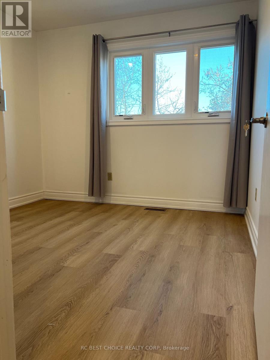 Upper - 327 Sussex Avenue, Richmond Hill, Ontario  L4C 6B4 - Photo 11 - N12560258