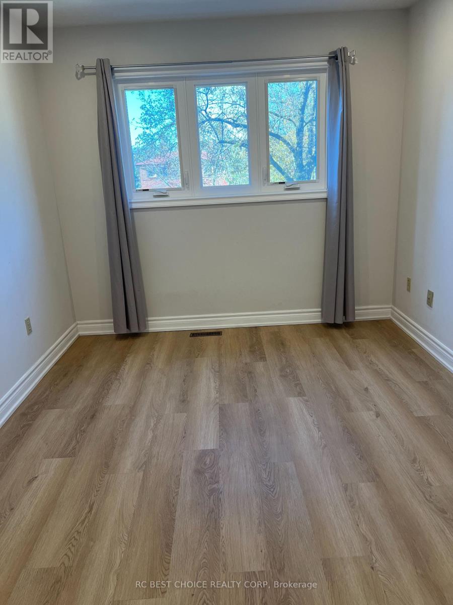 Upper - 327 Sussex Avenue, Richmond Hill, Ontario  L4C 6B4 - Photo 12 - N12560258