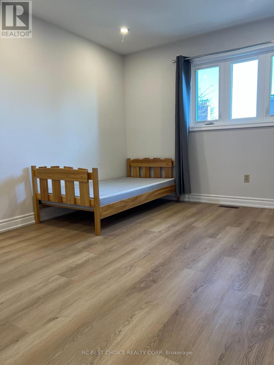 Upper - 327 Sussex Avenue, Richmond Hill, Ontario  L4C 6B4 - Photo 13 - N12560258