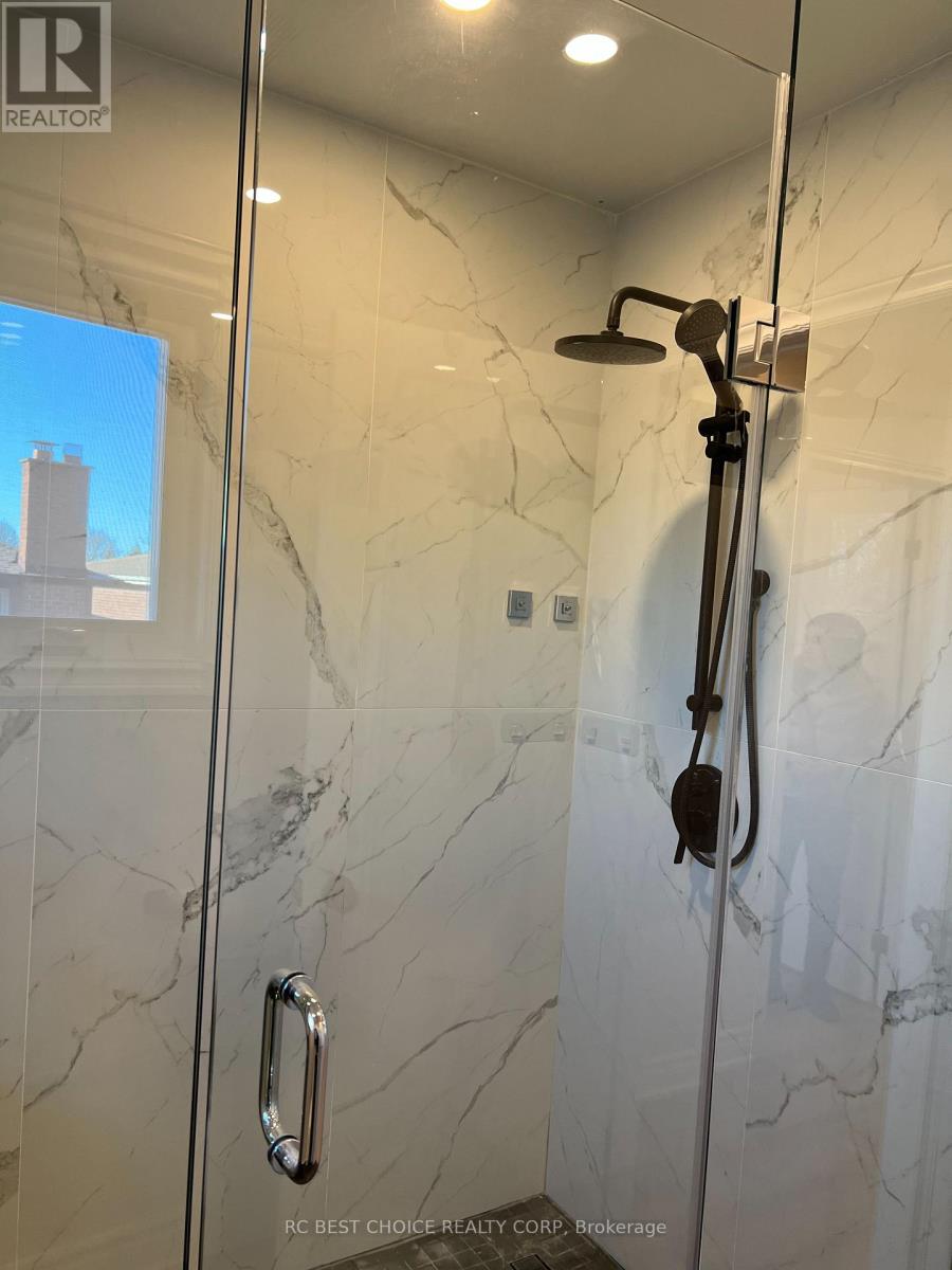 Upper - 327 Sussex Avenue, Richmond Hill, Ontario  L4C 6B4 - Photo 14 - N12560258