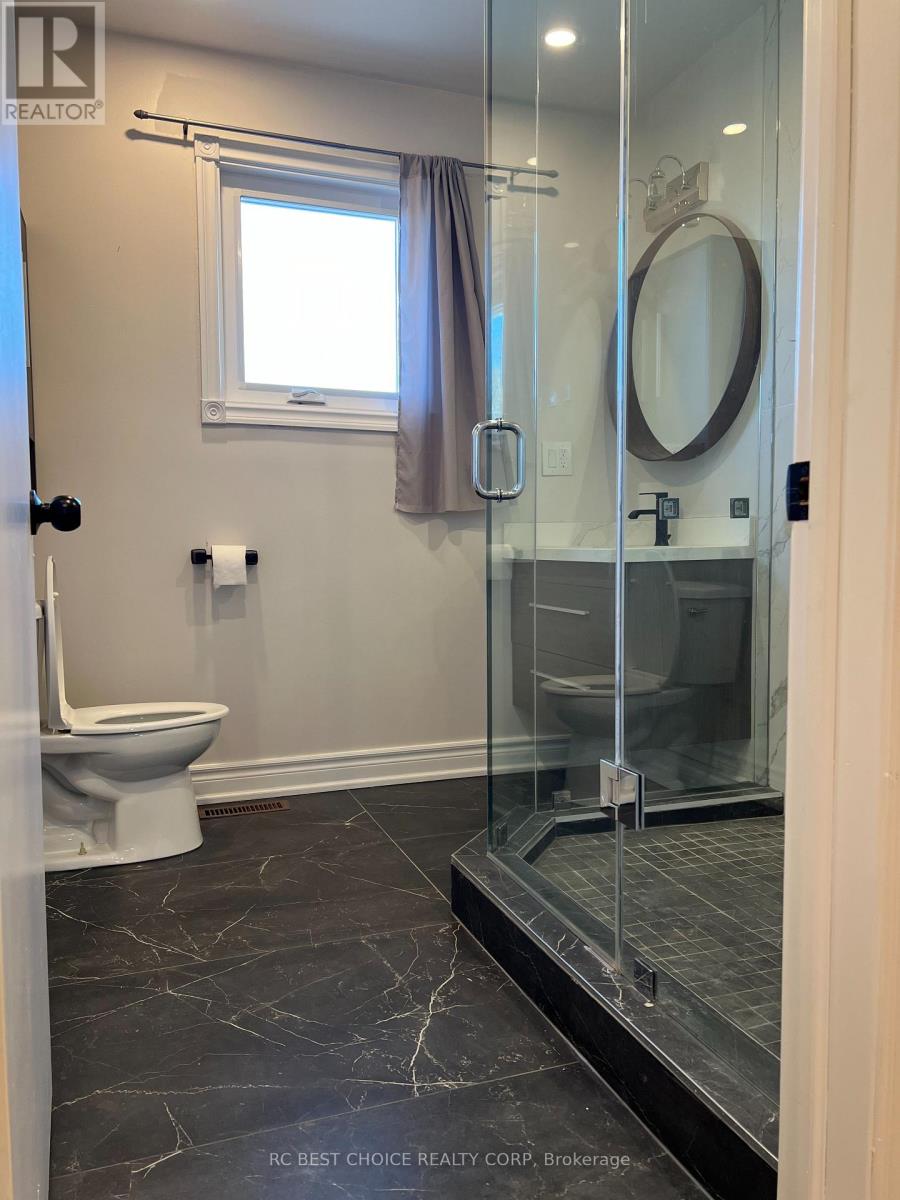 Upper - 327 Sussex Avenue, Richmond Hill, Ontario  L4C 6B4 - Photo 15 - N12560258