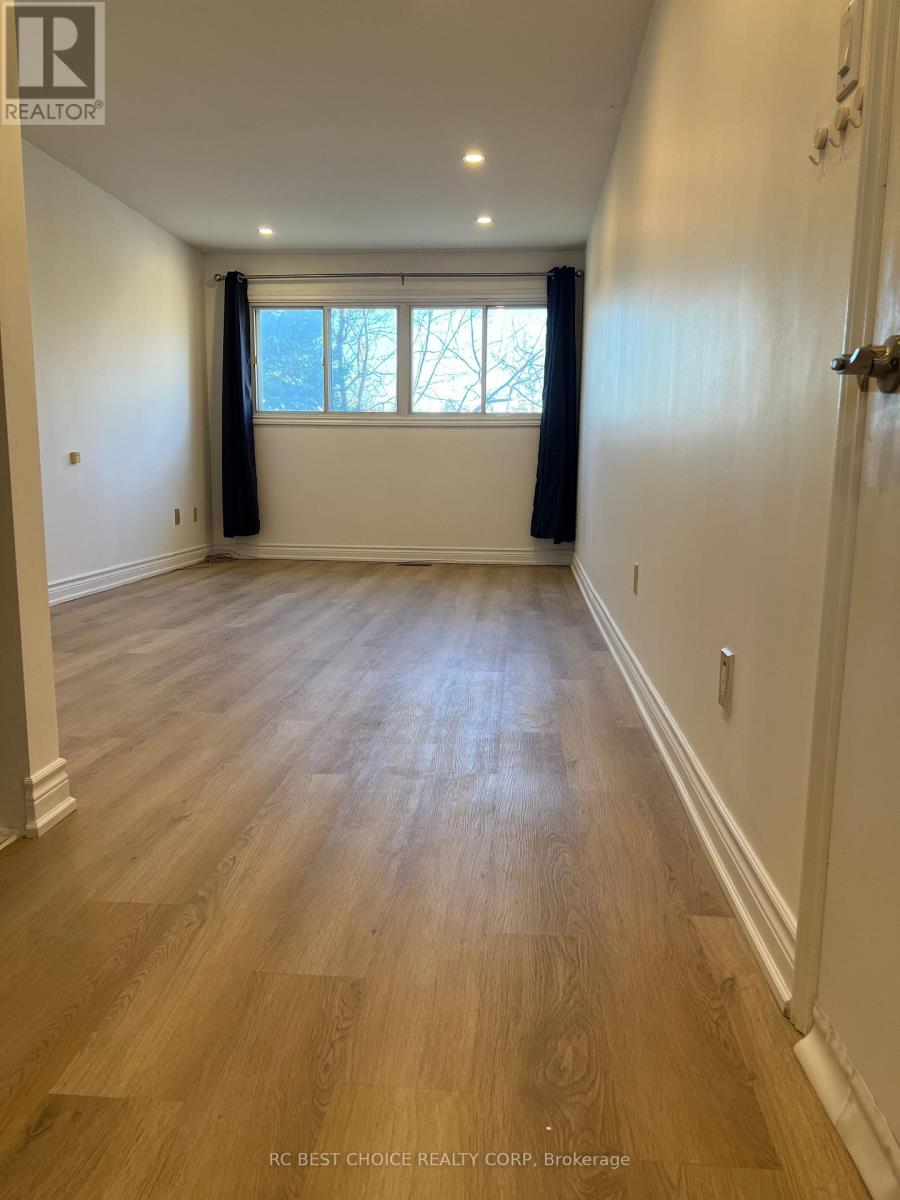 Upper - 327 Sussex Avenue, Richmond Hill, Ontario  L4C 6B4 - Photo 16 - N12560258