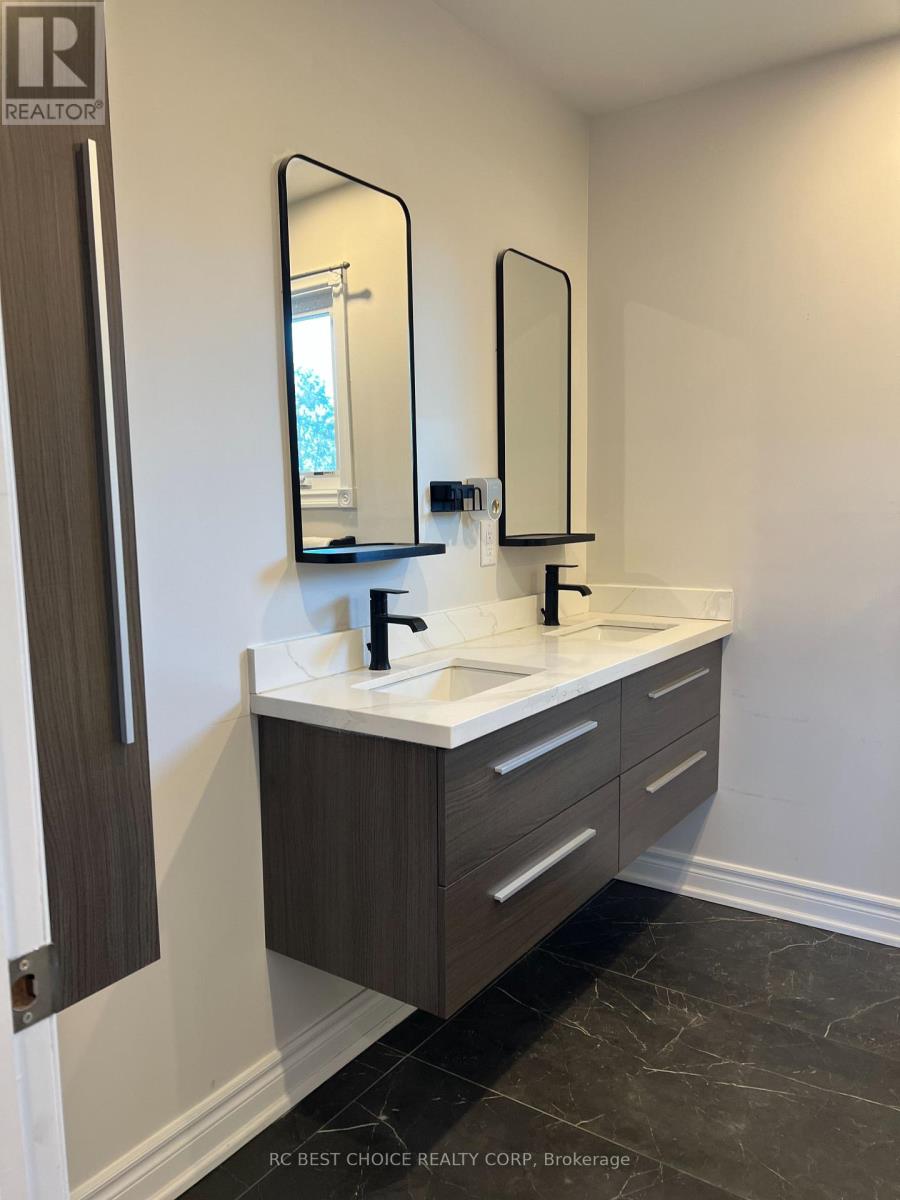 Upper - 327 Sussex Avenue, Richmond Hill, Ontario  L4C 6B4 - Photo 18 - N12560258