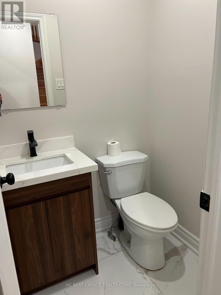 Upper - 327 Sussex Avenue, Richmond Hill, Ontario  L4C 6B4 - Photo 19 - N12560258