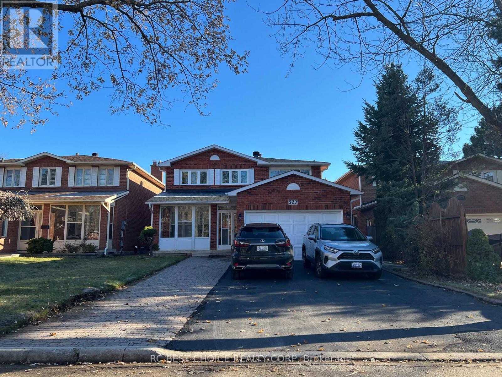 Upper - 327 Sussex Avenue, Richmond Hill, Ontario  L4C 6B4 - Photo 2 - N12560258