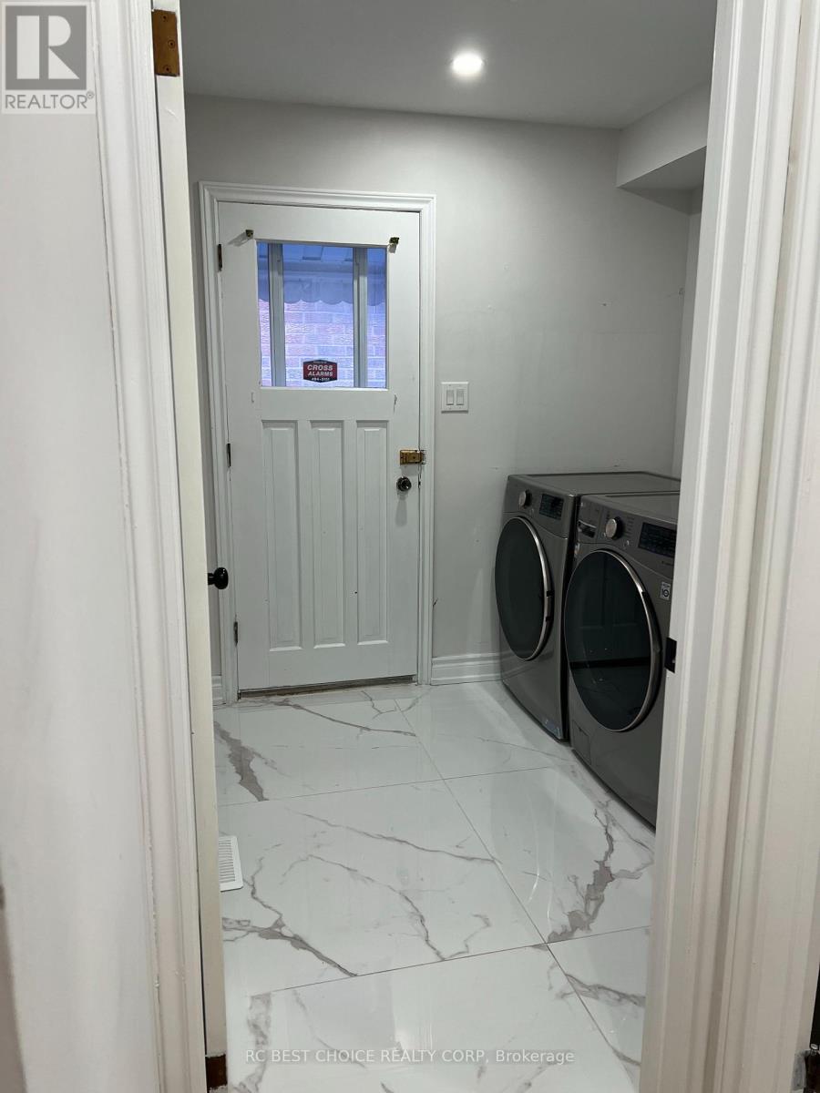 Upper - 327 Sussex Avenue, Richmond Hill, Ontario  L4C 6B4 - Photo 20 - N12560258