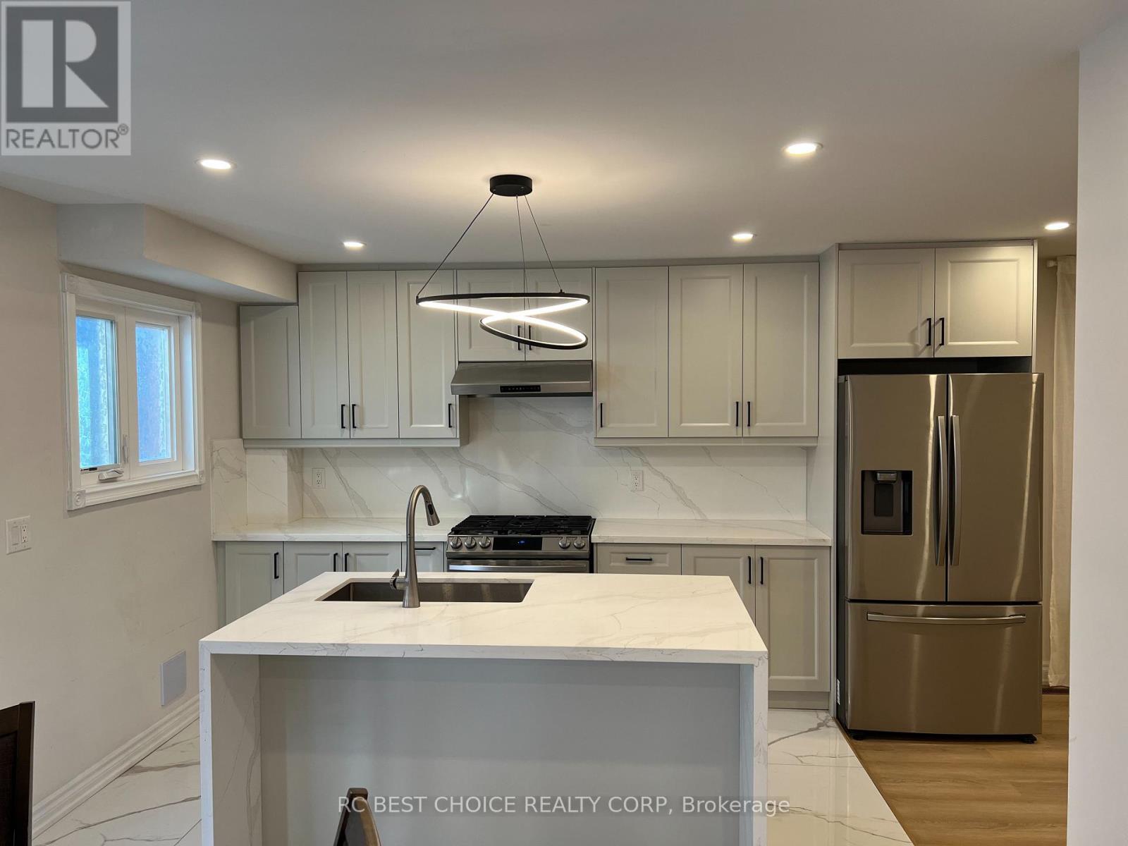 Upper - 327 Sussex Avenue, Richmond Hill, Ontario  L4C 6B4 - Photo 21 - N12560258