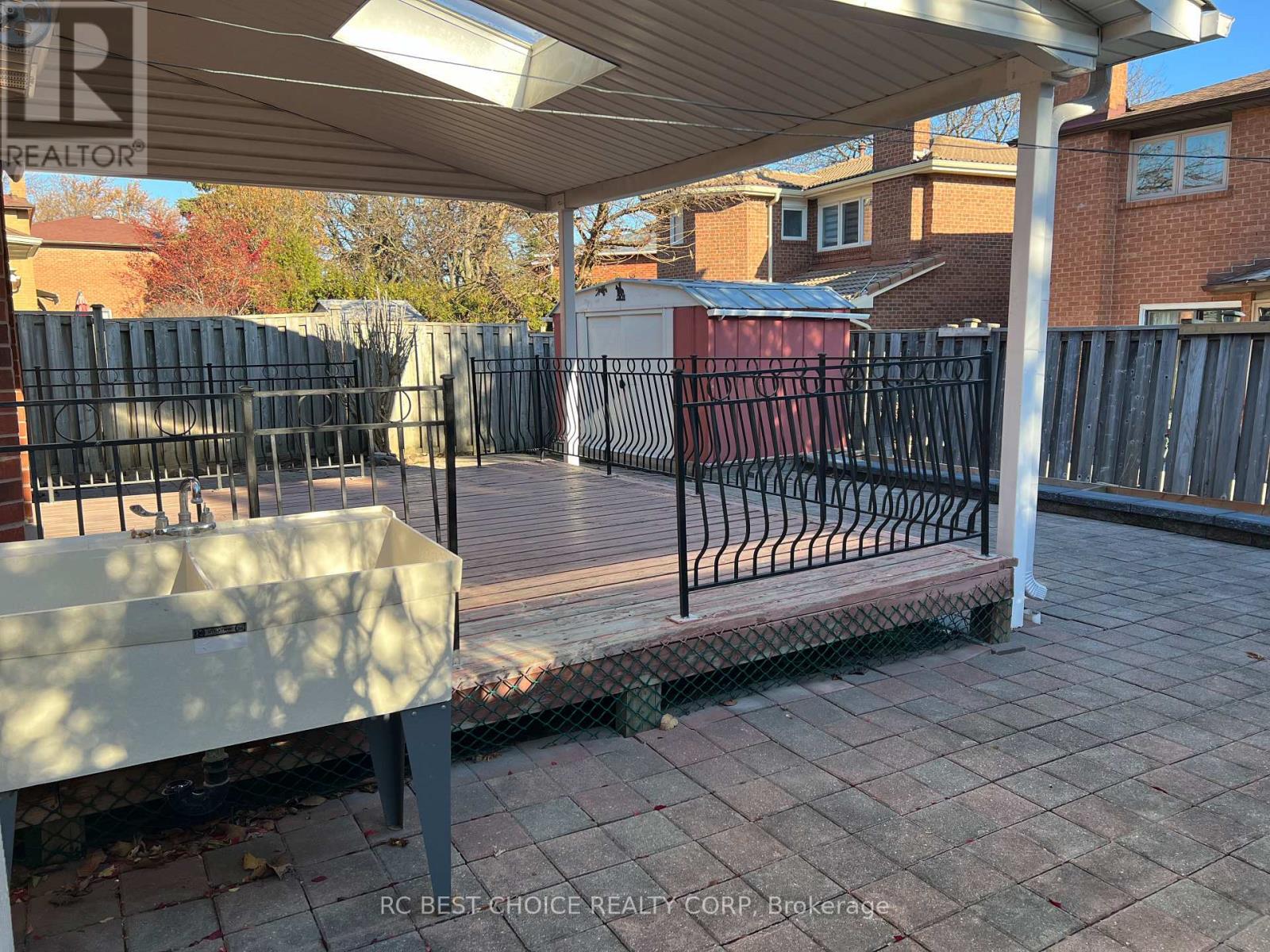 Upper - 327 Sussex Avenue, Richmond Hill, Ontario  L4C 6B4 - Photo 23 - N12560258