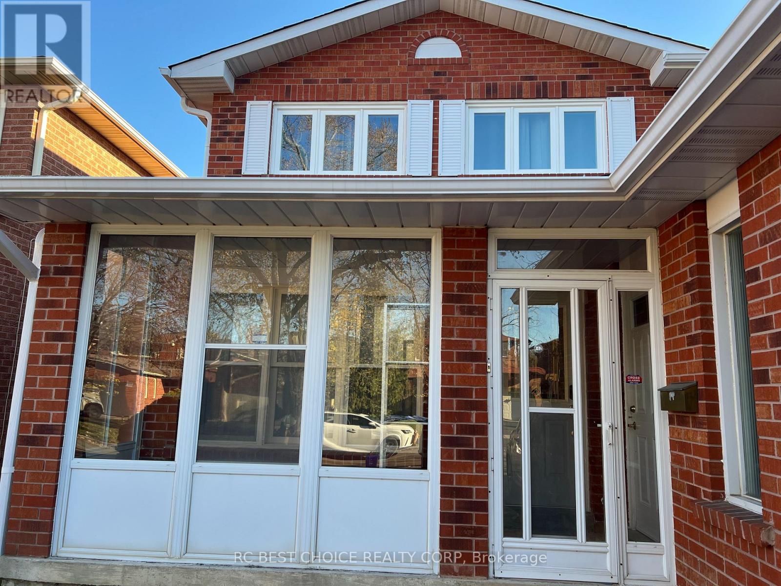 Upper - 327 Sussex Avenue, Richmond Hill, Ontario  L4C 6B4 - Photo 4 - N12560258