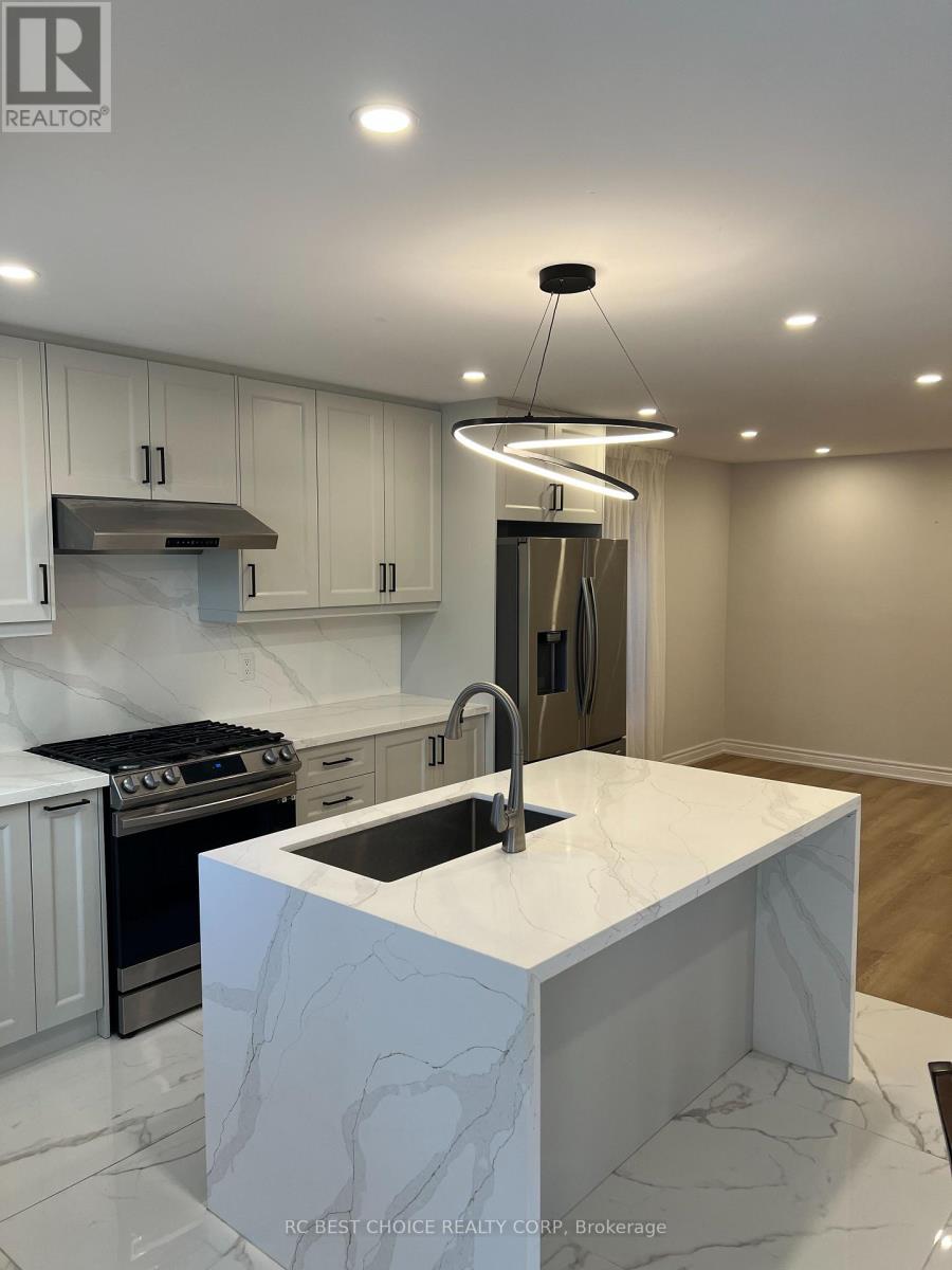 Upper - 327 Sussex Avenue, Richmond Hill, Ontario  L4C 6B4 - Photo 6 - N12560258