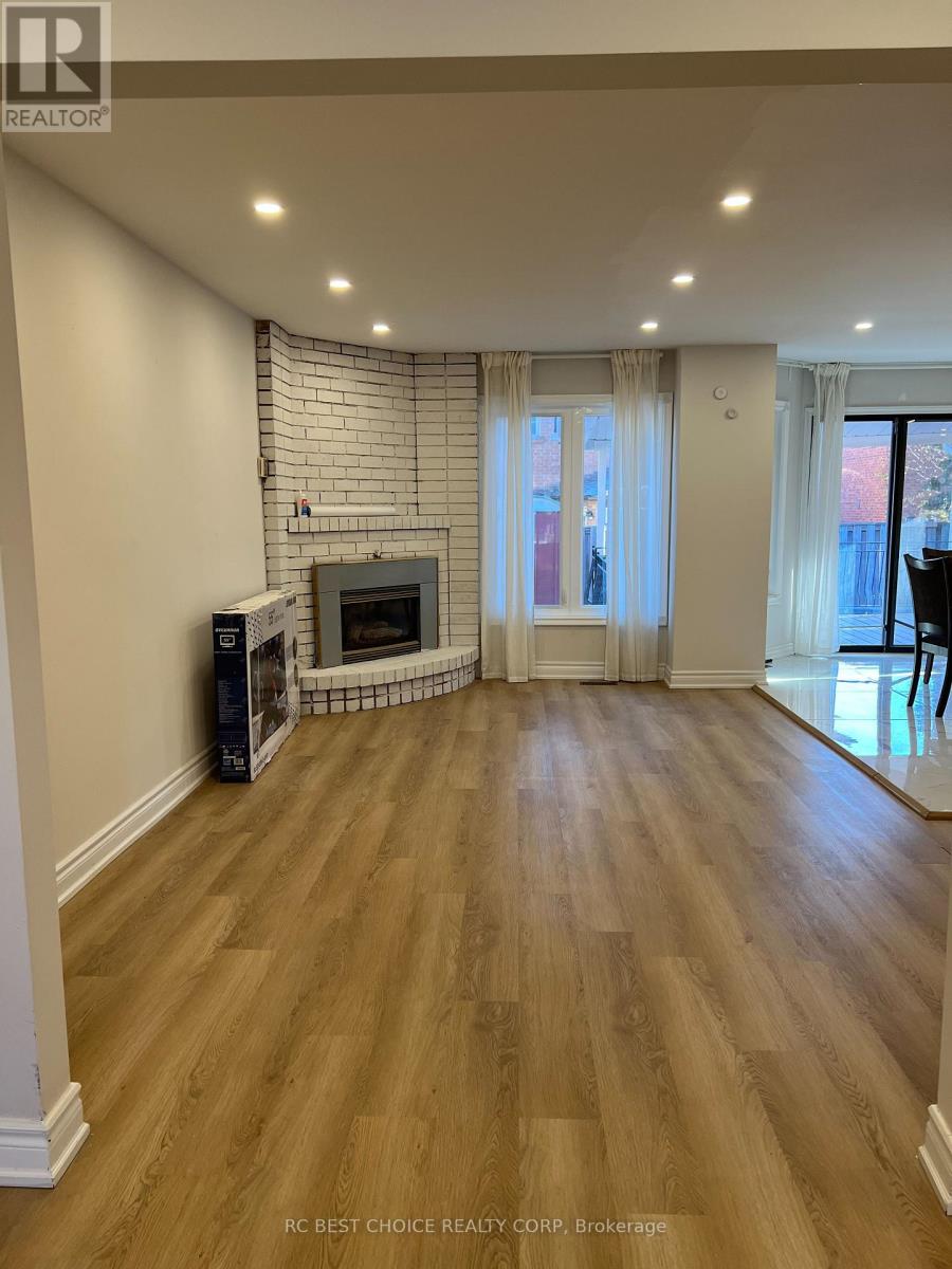 Upper - 327 Sussex Avenue, Richmond Hill, Ontario  L4C 6B4 - Photo 8 - N12560258