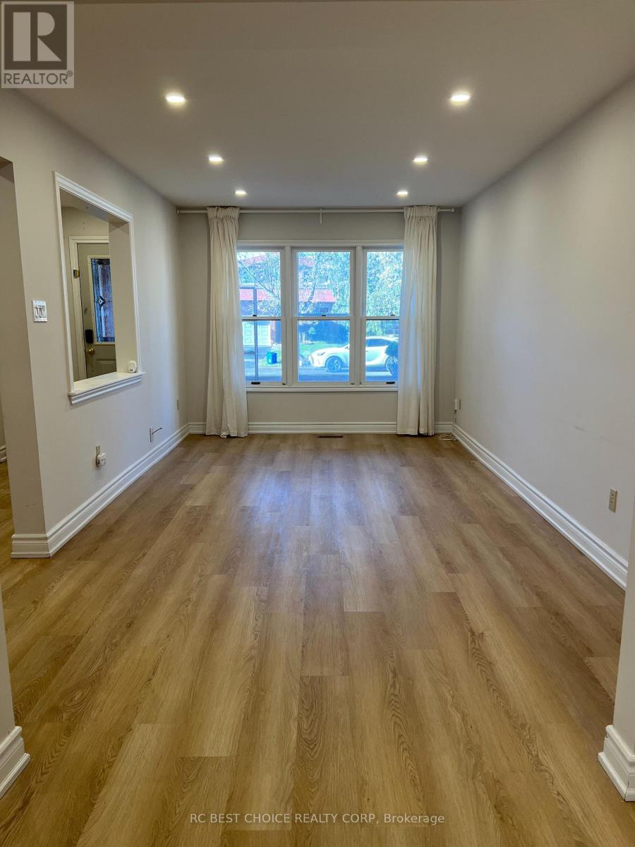 Upper - 327 Sussex Avenue, Richmond Hill, Ontario  L4C 6B4 - Photo 9 - N12560258