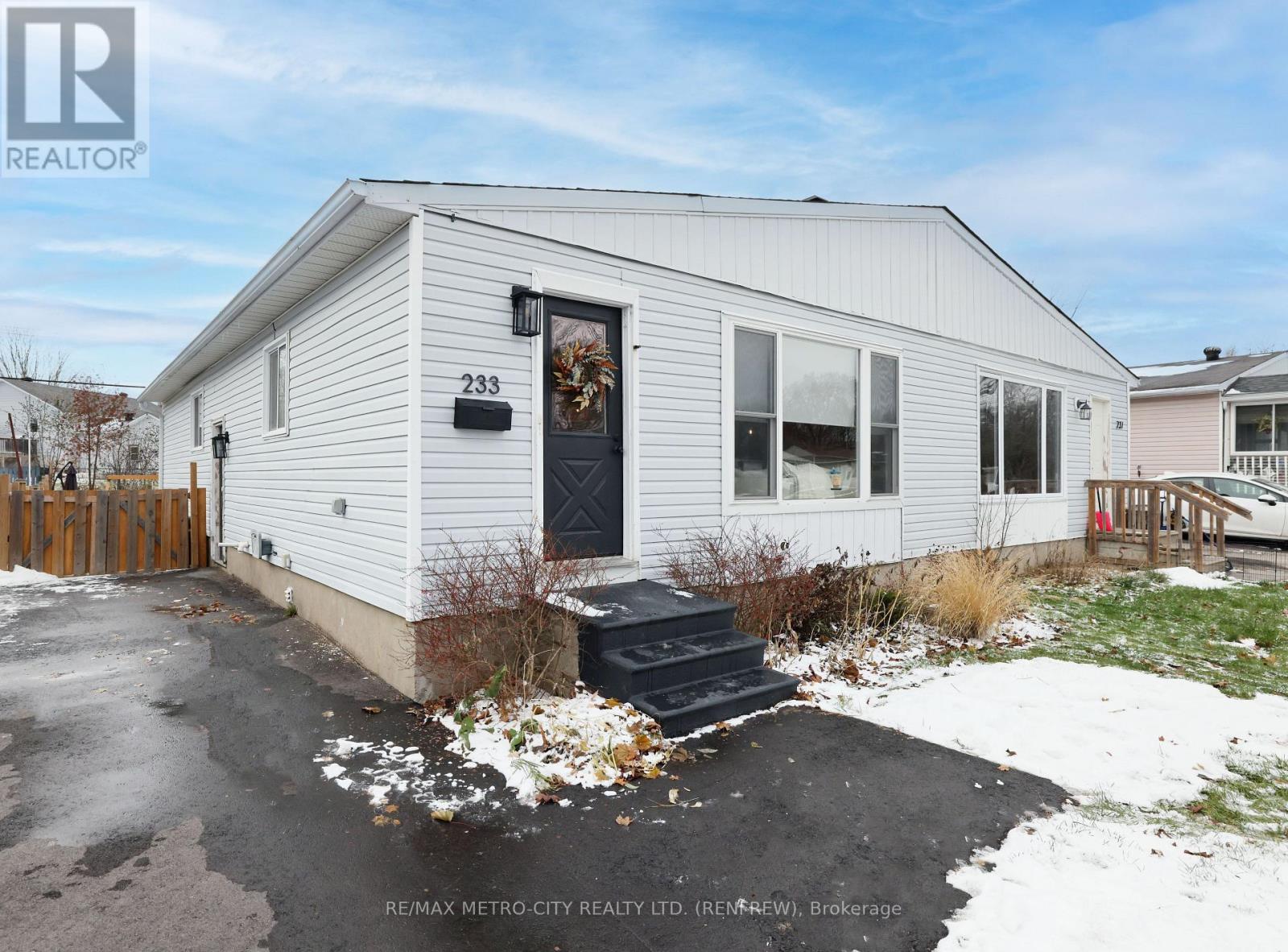 233 Airth Boulevard W, Renfrew, Ontario K7V 4B8 - Photo 2 - X12559032