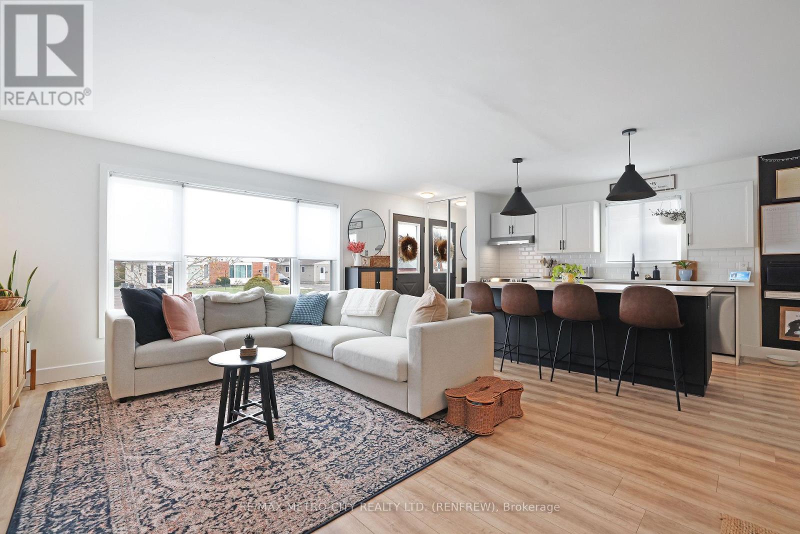 233 Airth Boulevard W, Renfrew, Ontario K7V 4B8 - Photo 14 - X12559032