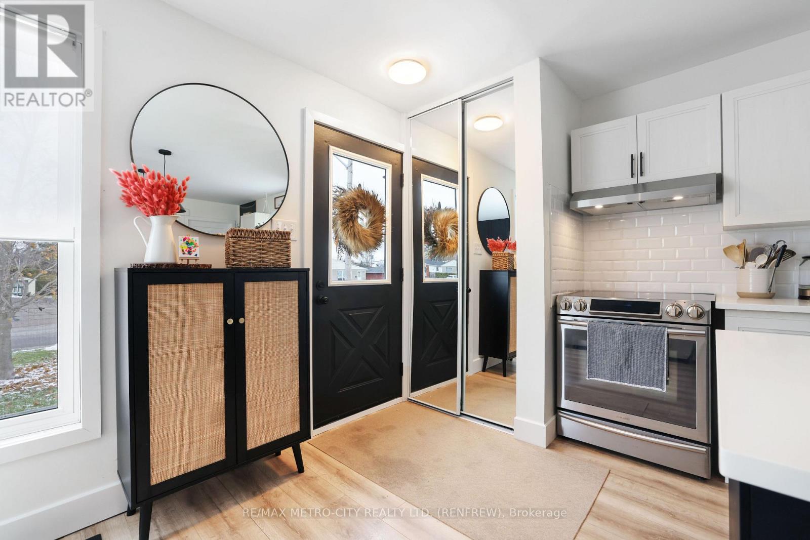 233 Airth Boulevard W, Renfrew, Ontario K7V 4B8 - Photo 3 - X12559032