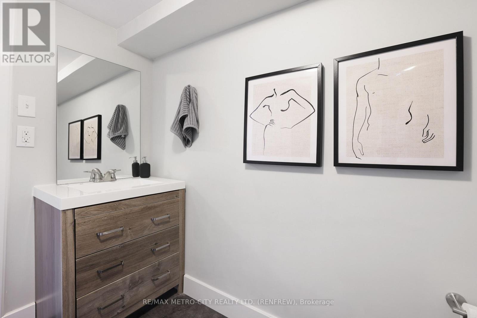 233 Airth Boulevard W, Renfrew, Ontario K7V 4B8 - Photo 31 - X12559032