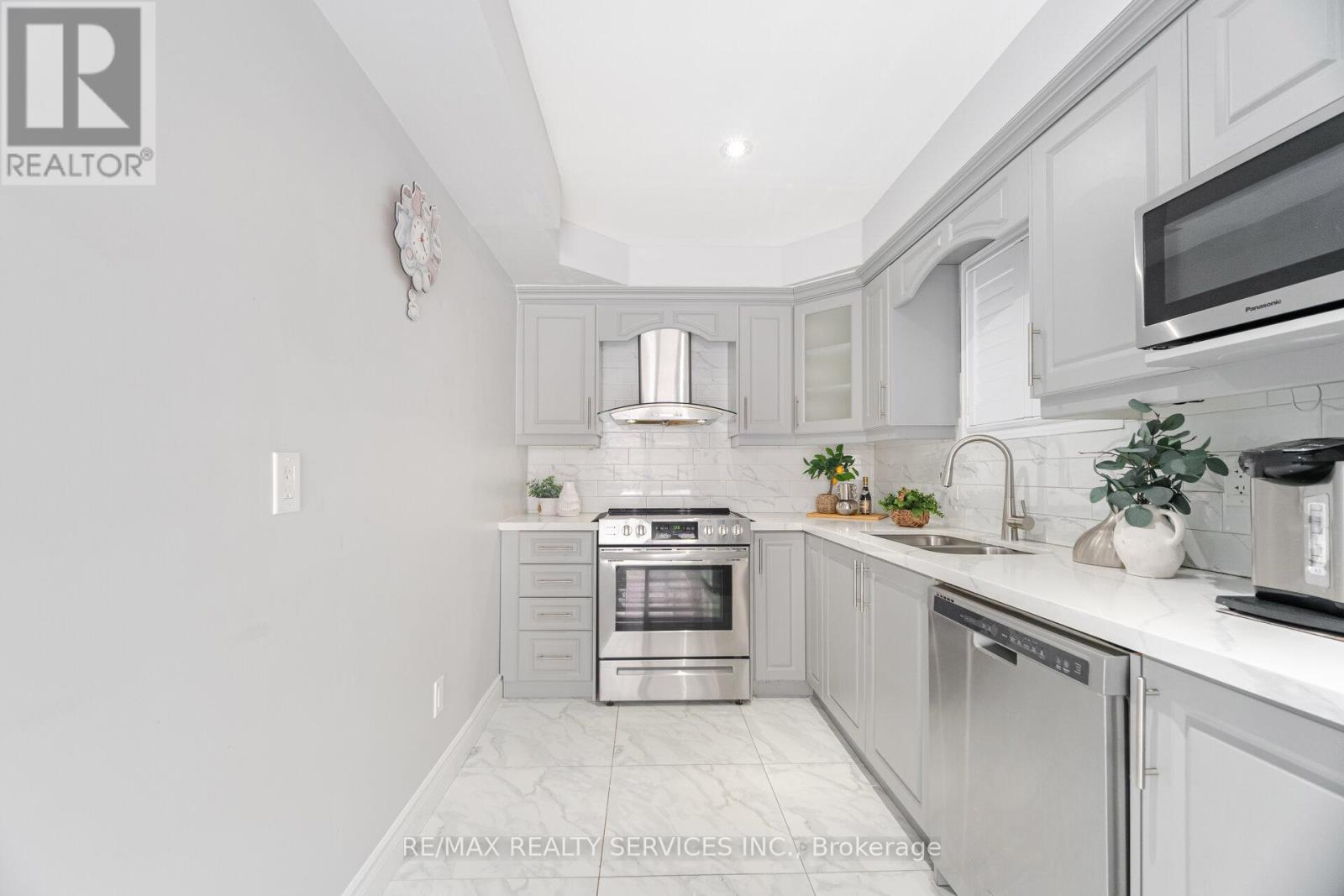 34 Chipmunk Crescent, Brampton, Ontario  L6R 1B3 - Photo 10 - W12560224