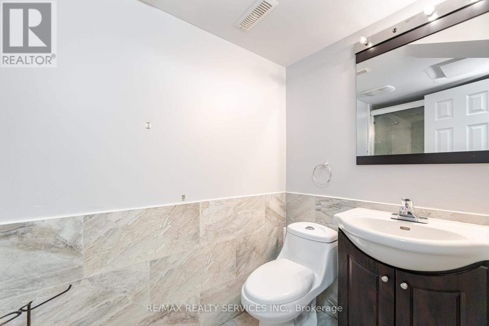 34 Chipmunk Crescent, Brampton, Ontario  L6R 1B3 - Photo 38 - W12560224