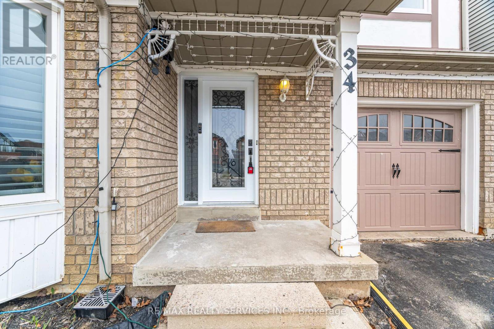 34 Chipmunk Crescent, Brampton, Ontario  L6R 1B3 - Photo 4 - W12560224