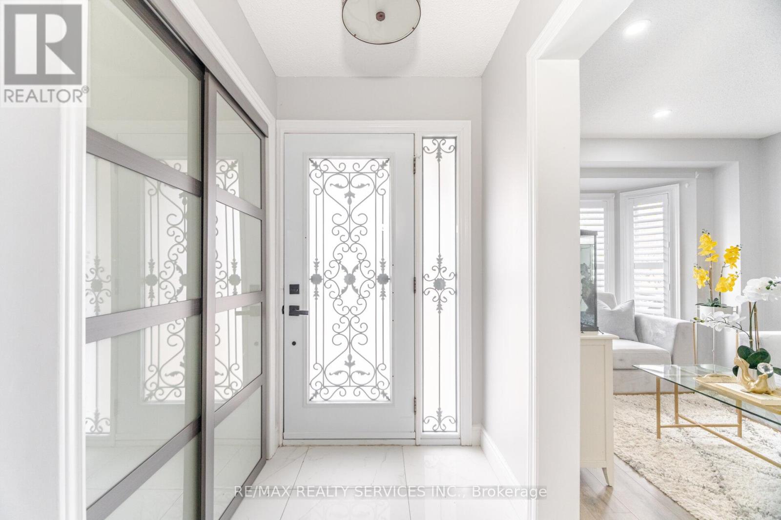 34 Chipmunk Crescent, Brampton, Ontario  L6R 1B3 - Photo 5 - W12560224