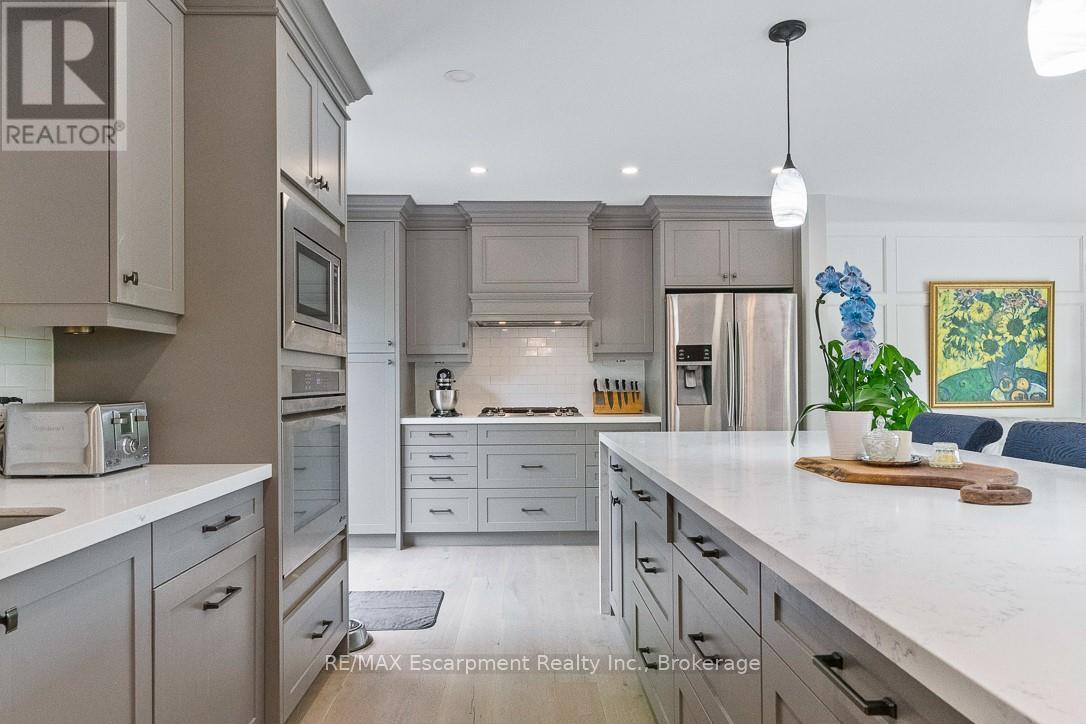 231 Southwood Court, Oakville, Ontario  L6L 5L9 - Photo 10 - W12560424