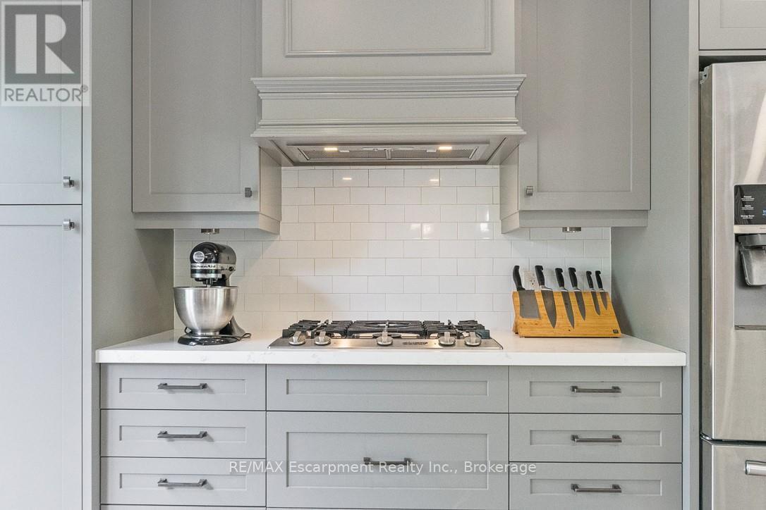 231 Southwood Court, Oakville, Ontario  L6L 5L9 - Photo 11 - W12560424