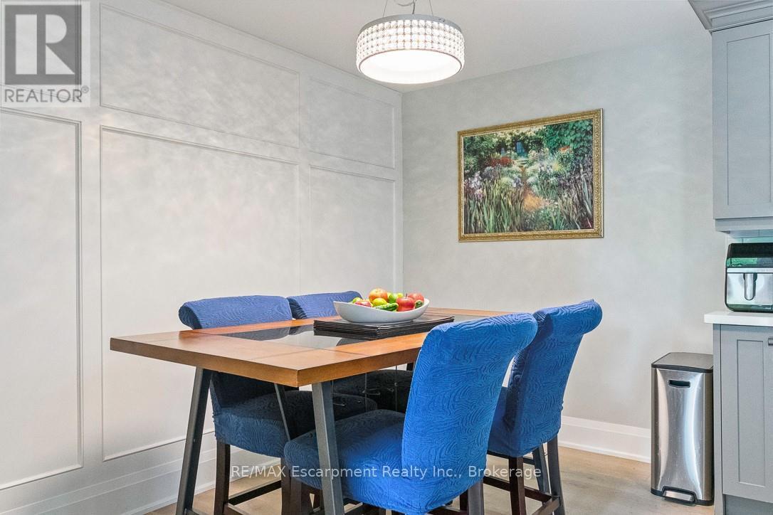 231 Southwood Court, Oakville, Ontario  L6L 5L9 - Photo 12 - W12560424