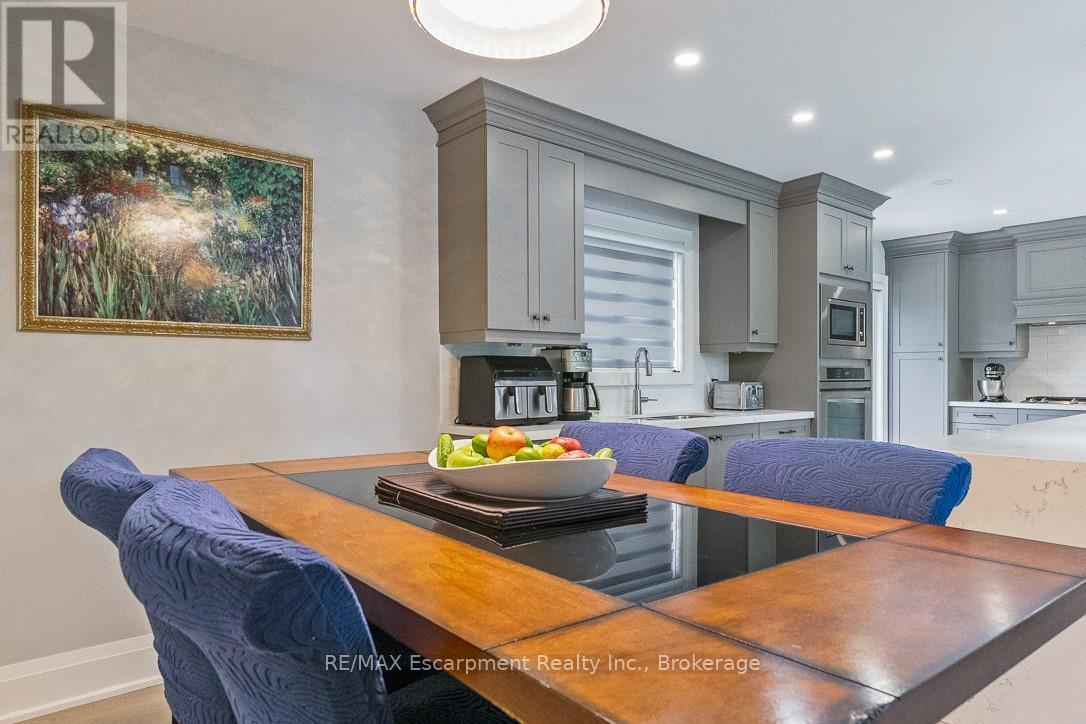 231 Southwood Court, Oakville, Ontario  L6L 5L9 - Photo 13 - W12560424