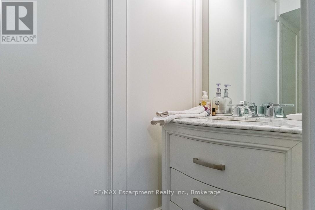 231 Southwood Court, Oakville, Ontario  L6L 5L9 - Photo 14 - W12560424