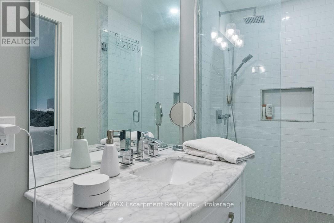 231 Southwood Court, Oakville, Ontario  L6L 5L9 - Photo 19 - W12560424