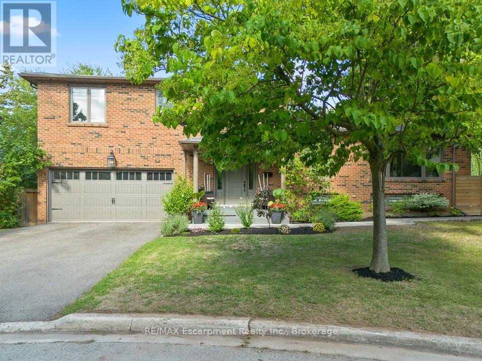 231 Southwood Court, Oakville, Ontario  L6L 5L9 - Photo 2 - W12560424