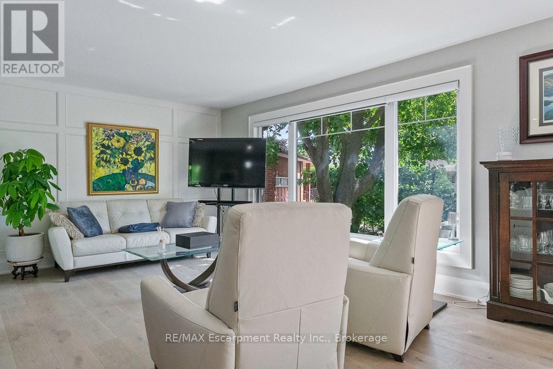 231 Southwood Court, Oakville, Ontario  L6L 5L9 - Photo 4 - W12560424