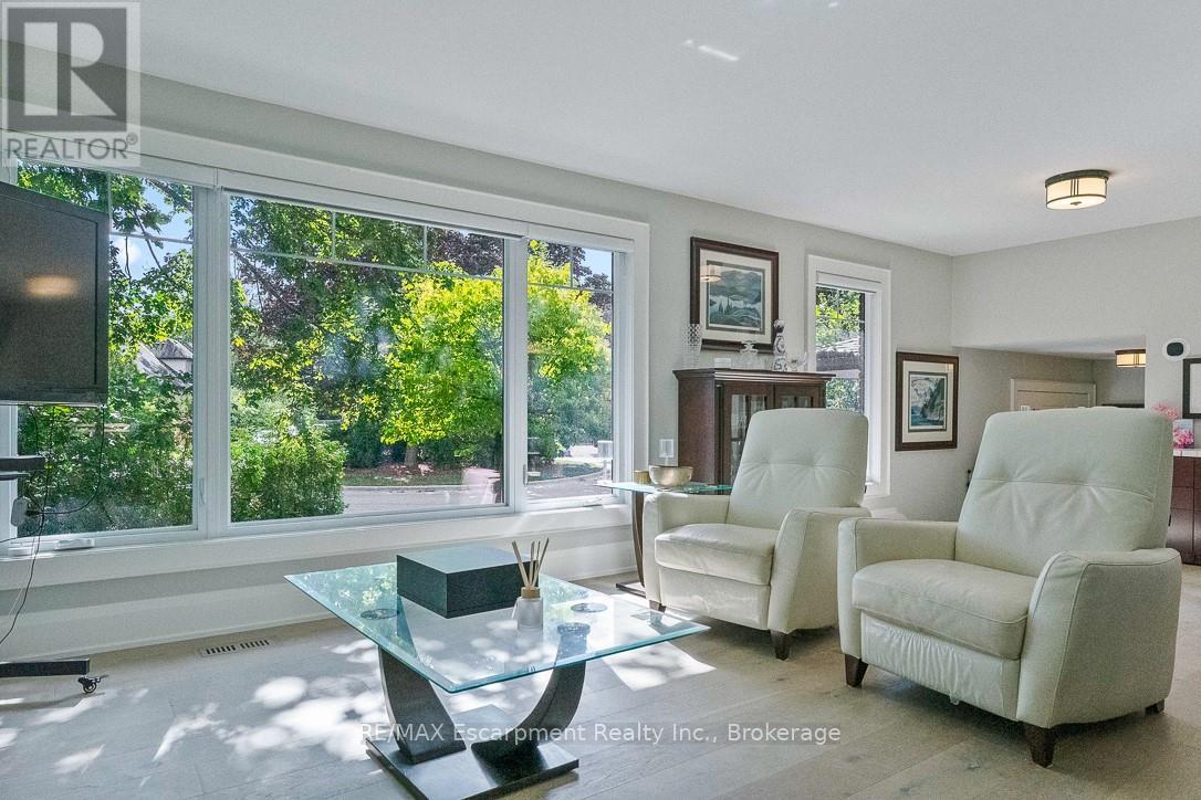 231 Southwood Court, Oakville, Ontario  L6L 5L9 - Photo 5 - W12560424