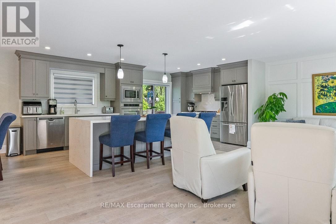 231 Southwood Court, Oakville, Ontario  L6L 5L9 - Photo 6 - W12560424