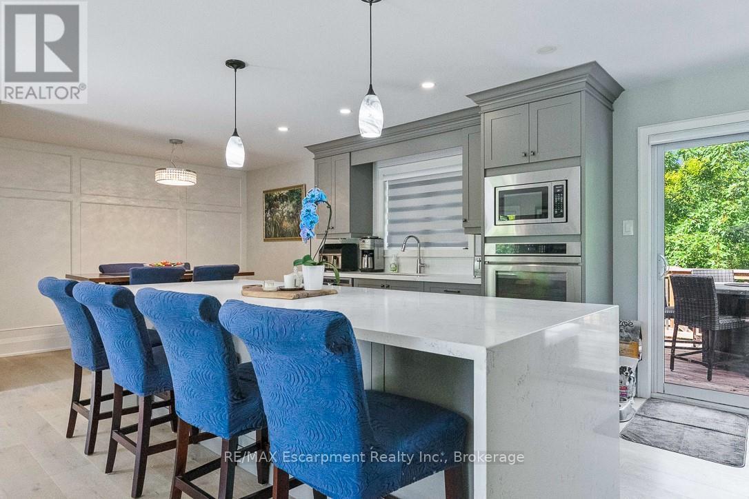 231 Southwood Court, Oakville, Ontario  L6L 5L9 - Photo 7 - W12560424