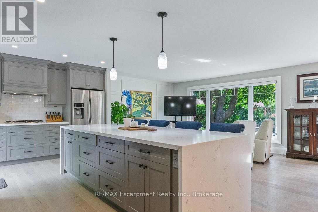 231 Southwood Court, Oakville, Ontario  L6L 5L9 - Photo 8 - W12560424