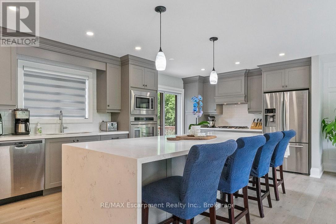 231 Southwood Court, Oakville, Ontario  L6L 5L9 - Photo 9 - W12560424