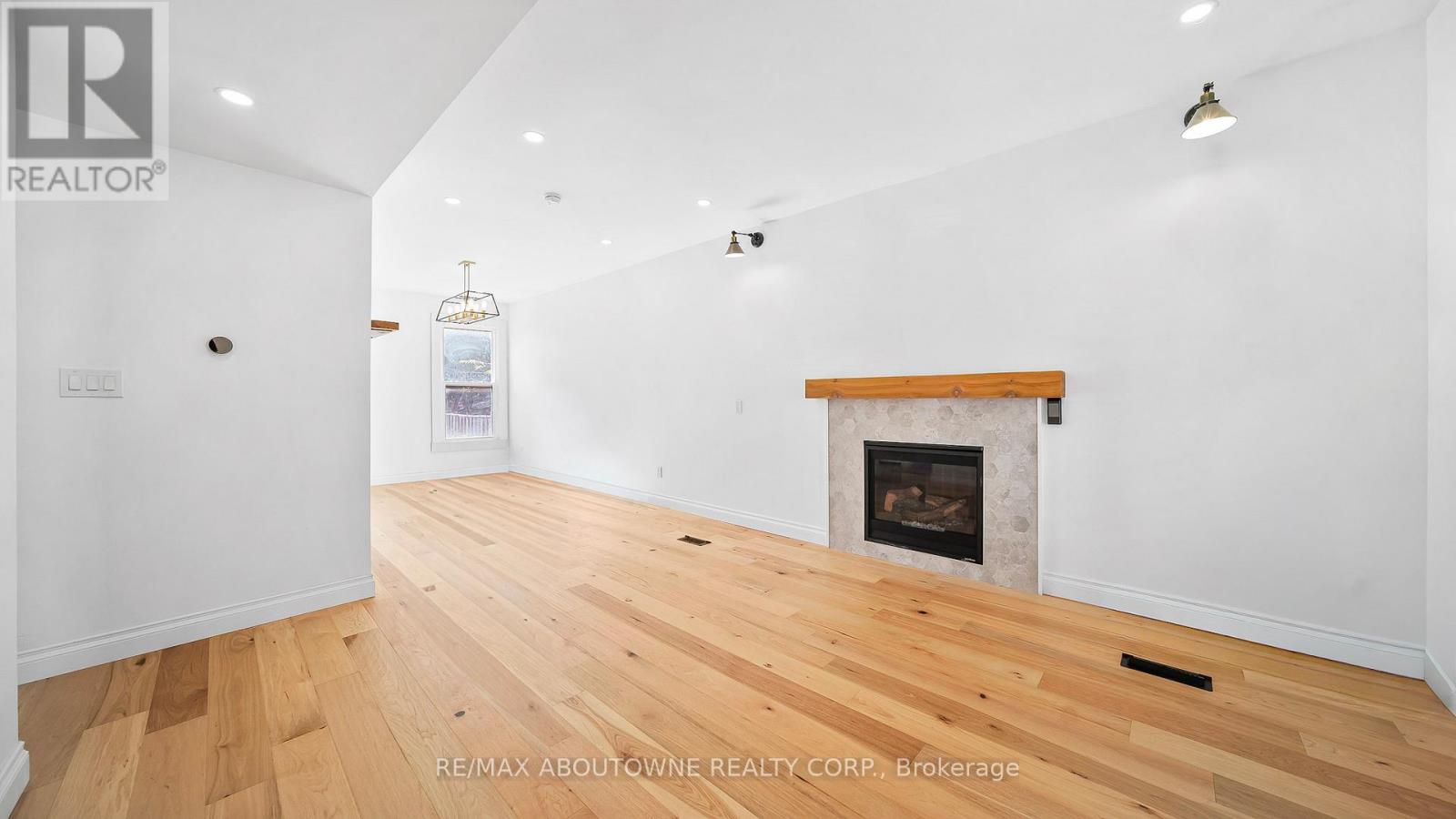 708 Wilson Street, Hamilton, Ontario  L8L 1V6 - Photo 9 - X12484358