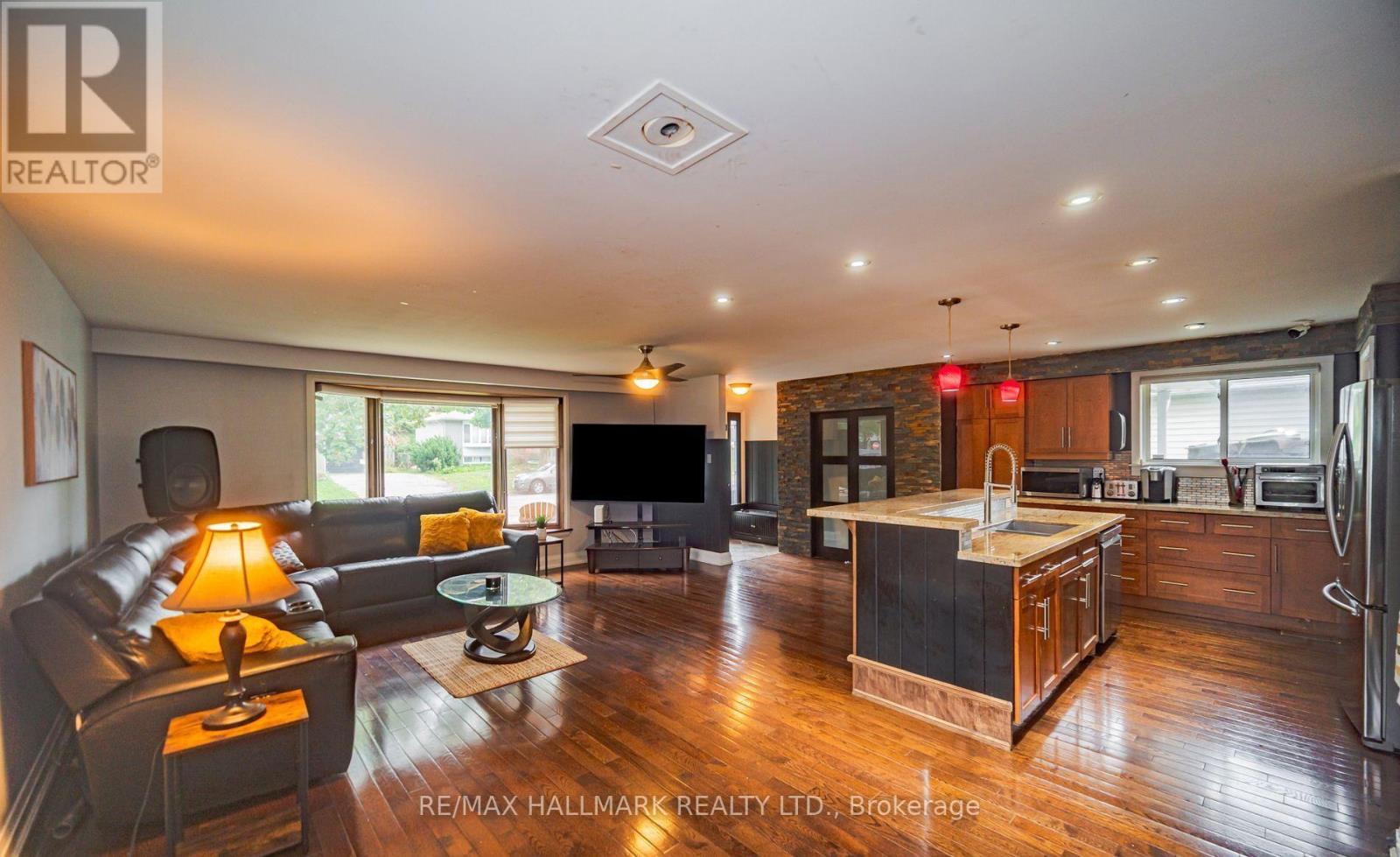 4 Devins Drive, Aurora, Ontario  L4G 2Z1 - Photo 5 - N12524198