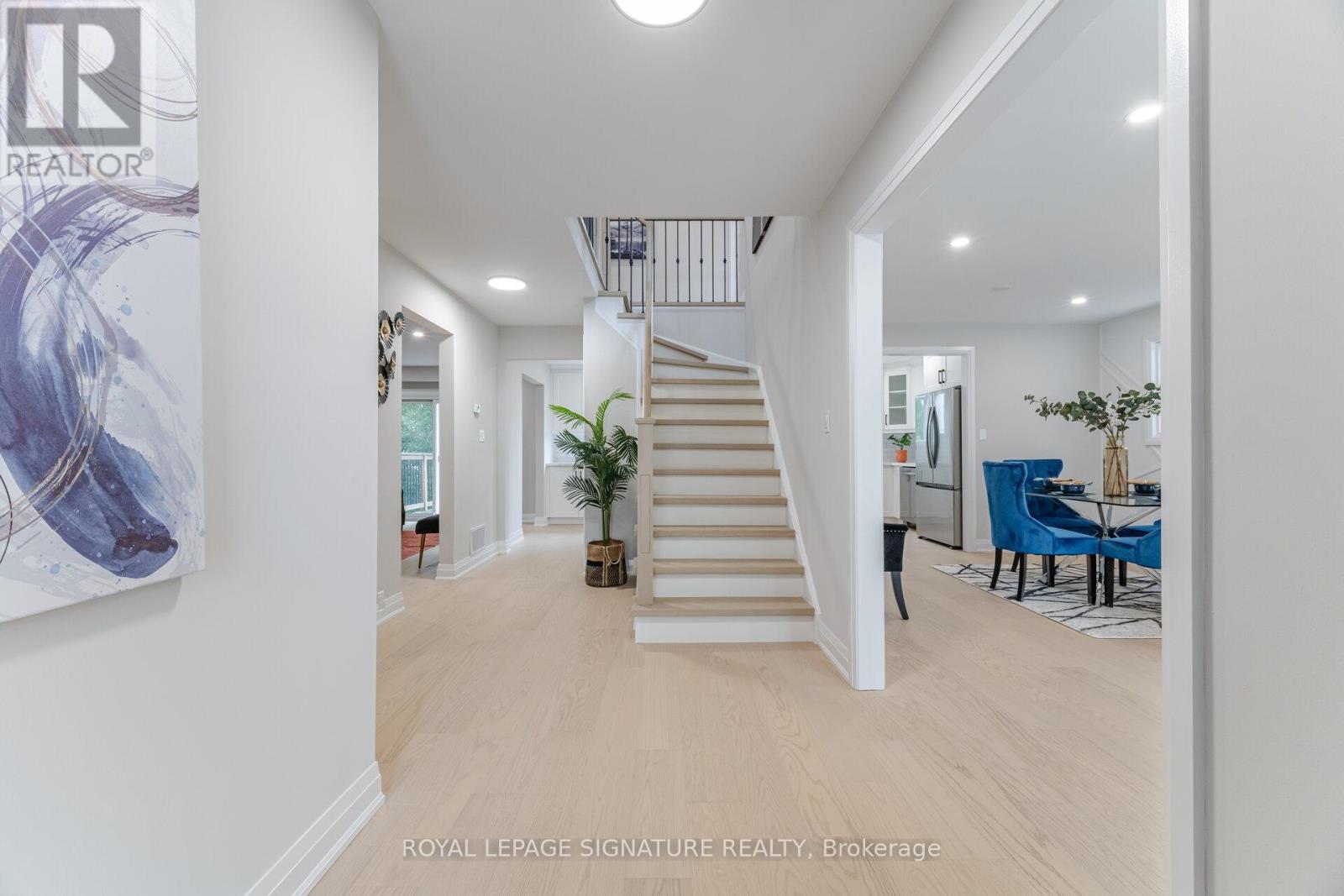 2392 Arnold Crescent, Burlington, Ontario  L7P 4G3 - Photo 2 - W12558928