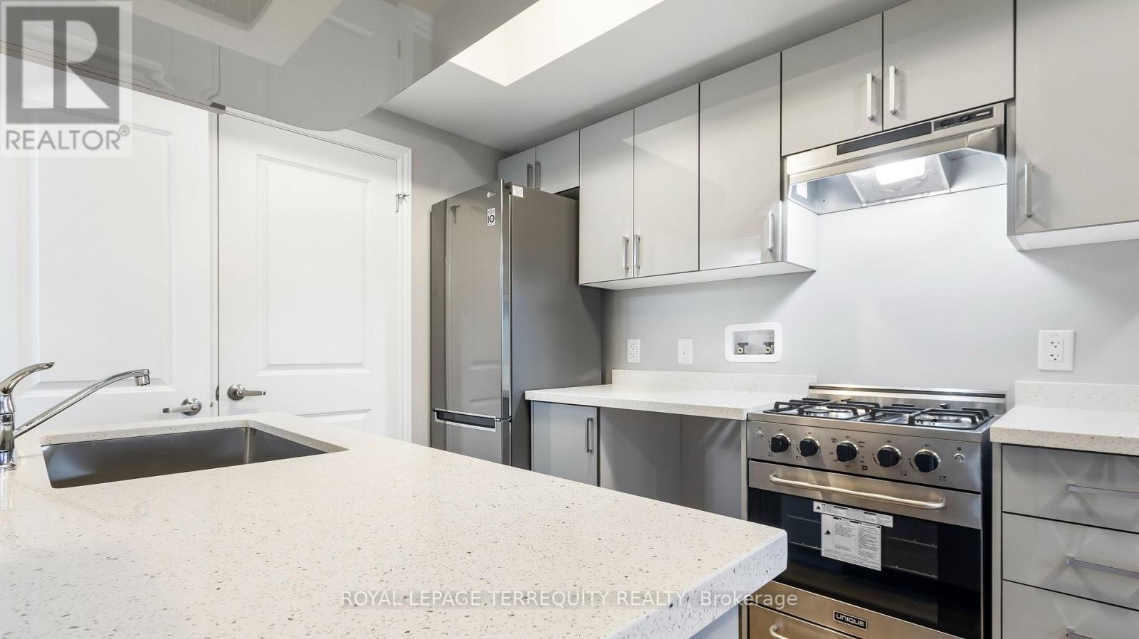 4 - 646 Lansdowne Avenue, Toronto, Ontario  M6H 3Y7 - Photo 5 - C12560294