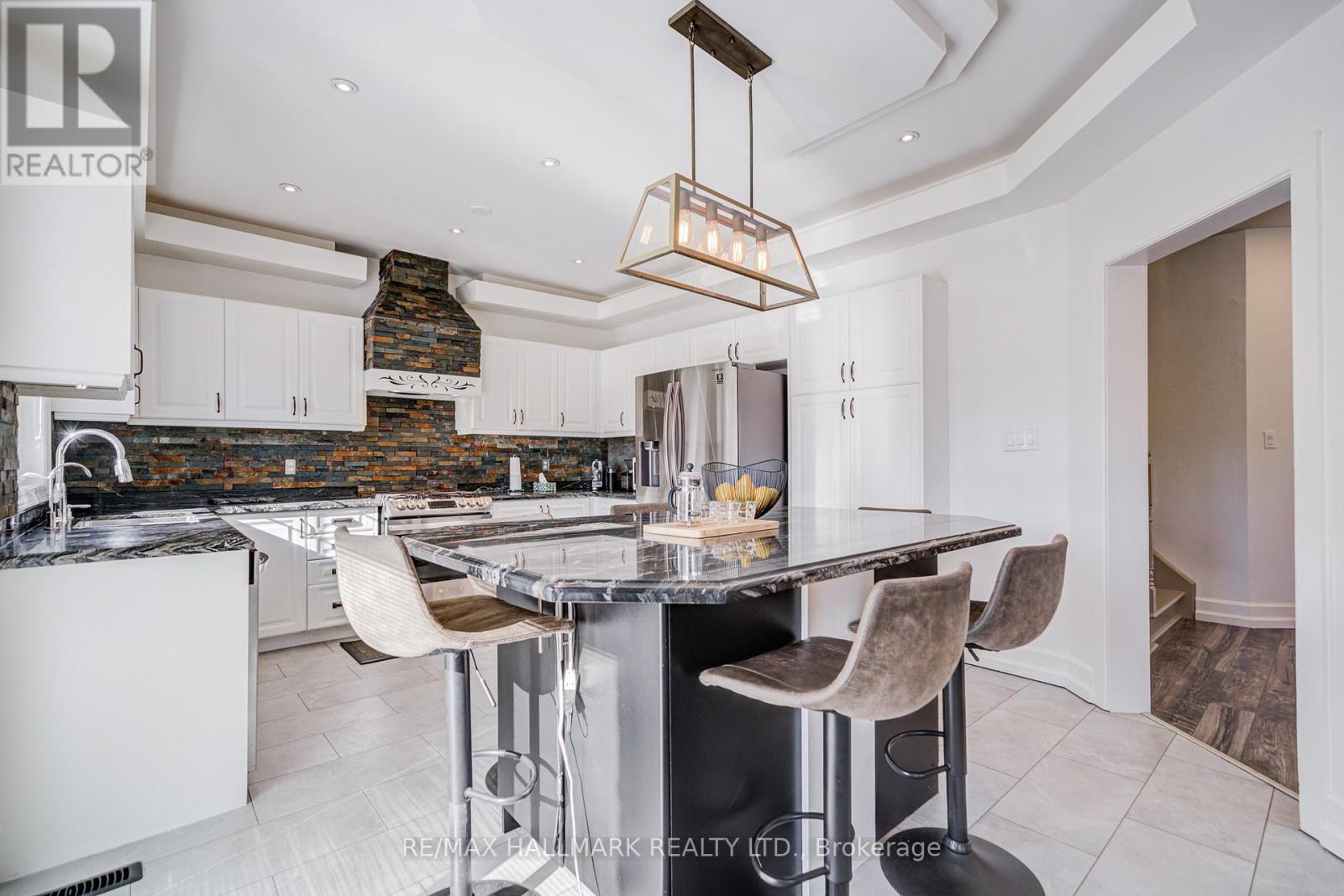 8 Glendower Crescent, Georgina, Ontario  L4P 0A5 - Photo 10 - N12560278