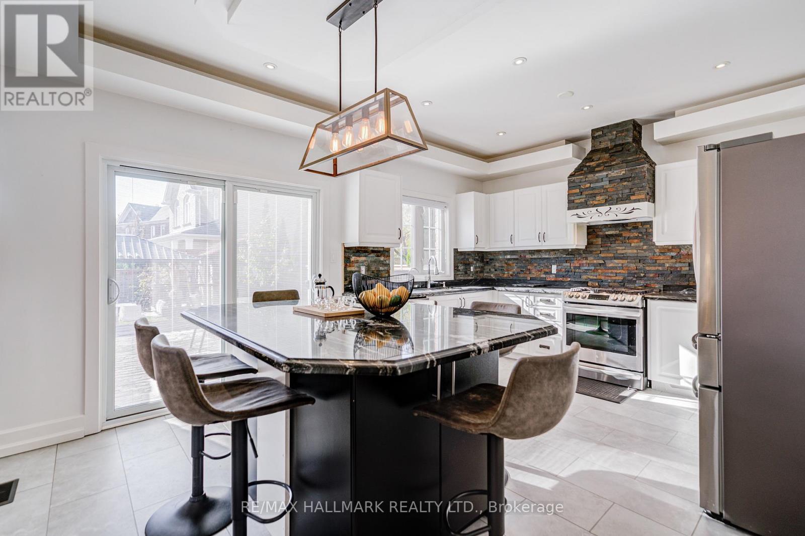 8 Glendower Crescent, Georgina, Ontario  L4P 0A5 - Photo 11 - N12560278