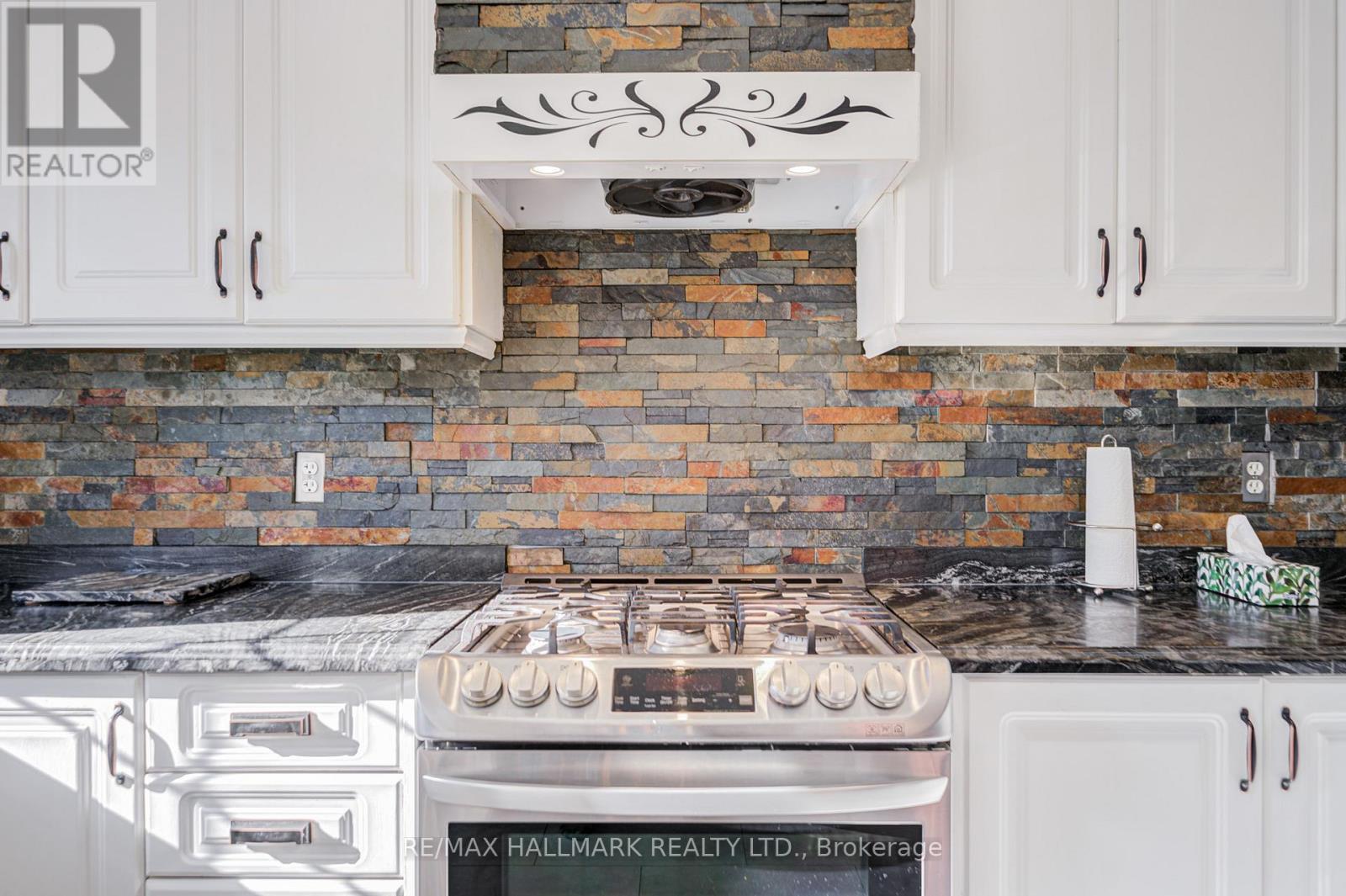 8 Glendower Crescent, Georgina, Ontario  L4P 0A5 - Photo 12 - N12560278