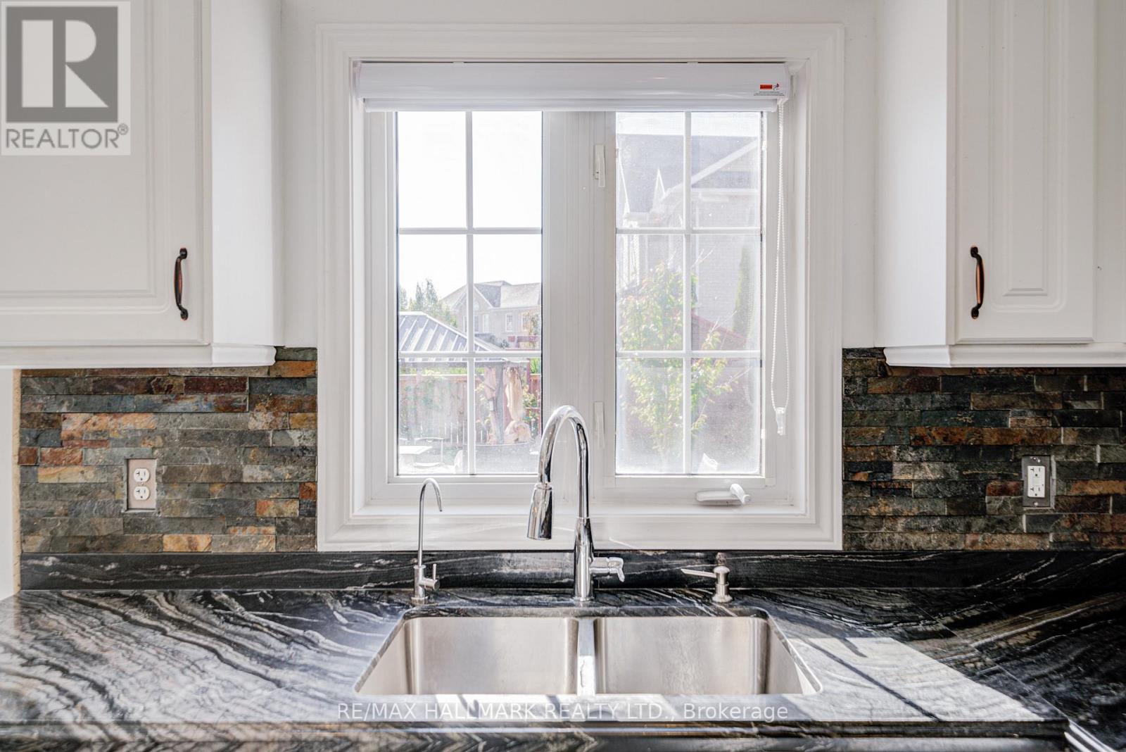 8 Glendower Crescent, Georgina, Ontario  L4P 0A5 - Photo 13 - N12560278