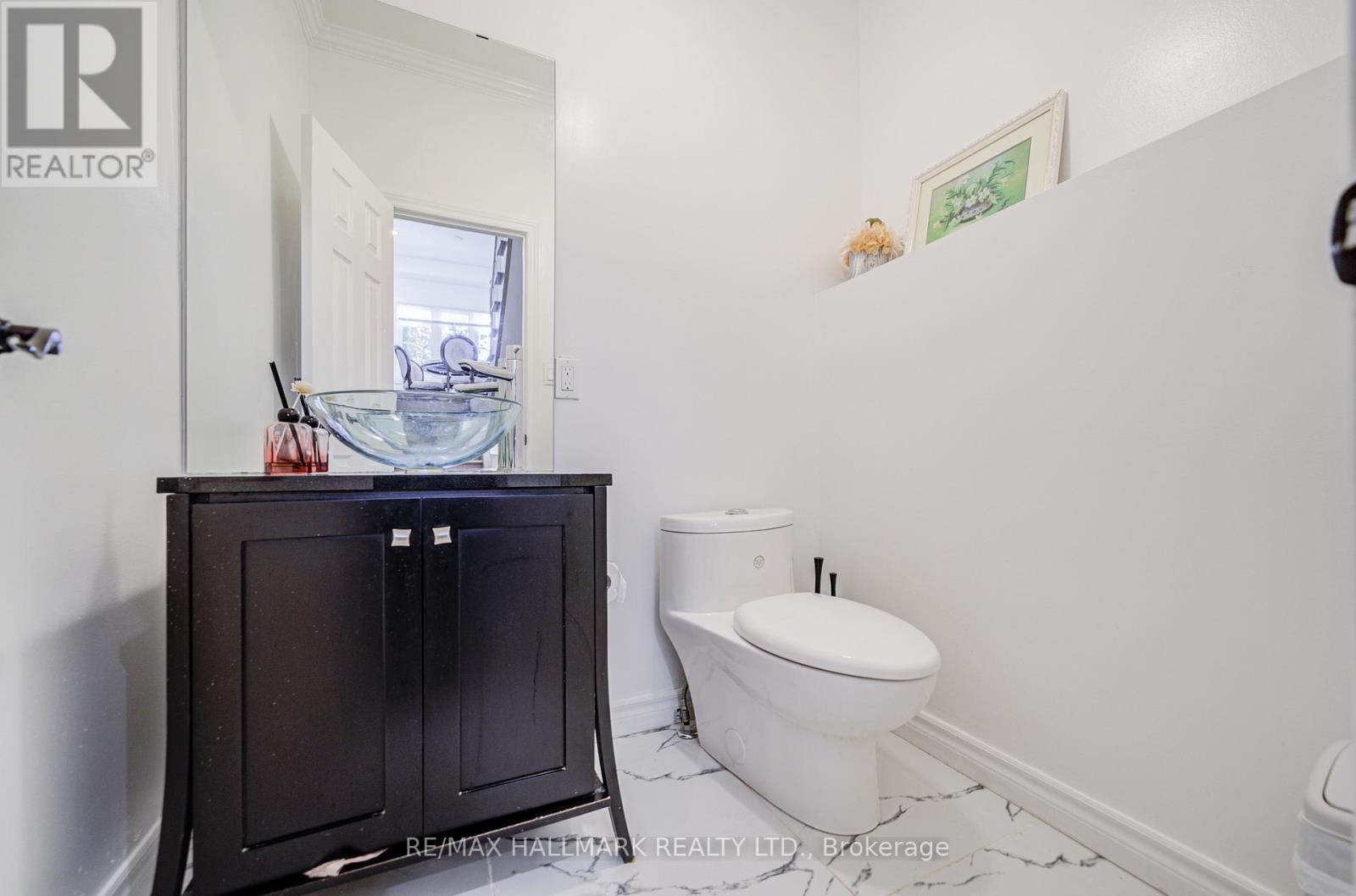 8 Glendower Crescent, Georgina, Ontario  L4P 0A5 - Photo 16 - N12560278