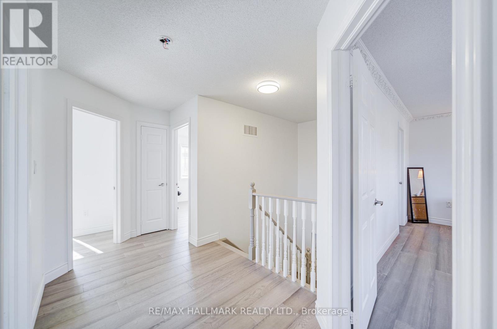 8 Glendower Crescent, Georgina, Ontario  L4P 0A5 - Photo 17 - N12560278