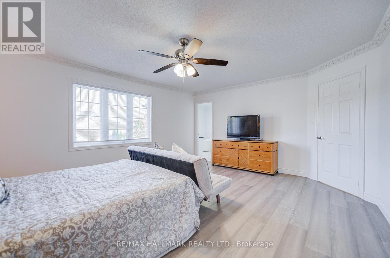 8 Glendower Crescent, Georgina, Ontario  L4P 0A5 - Photo 19 - N12560278