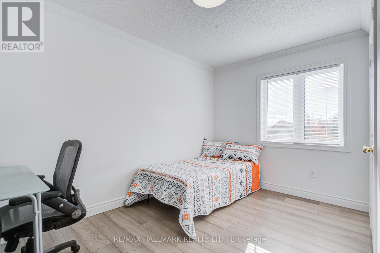 8 Glendower Crescent, Georgina, Ontario  L4P 0A5 - Photo 25 - N12560278